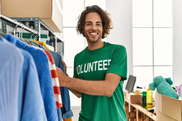 Yardım merkezinde çalışırken gülümseyen Latin asıllı gönüllü adam..