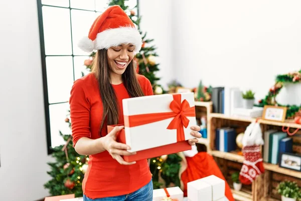 Jovem Mulher Latina Unboxing Presente Pela Árvore Natal Casa — Fotografia de Stock