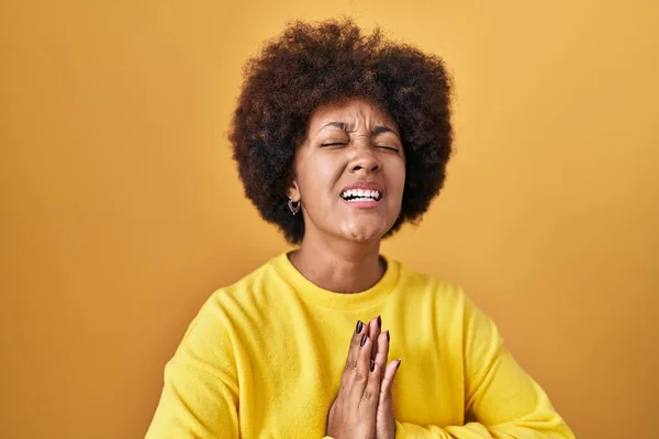 Mujer Afroamericana Joven Pie Sobre Fondo Amarillo Mendigando Orando Con — Foto de Stock