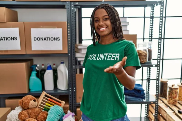 Joven Mujer Afroamericana Que Trabaja Vistiendo Camiseta Voluntaria Stand Donaciones — Foto de Stock