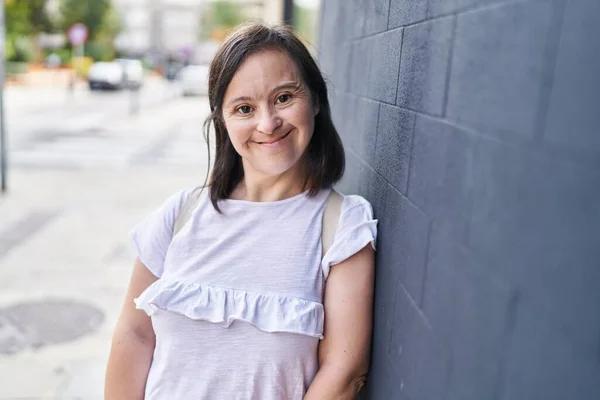 Mulher Síndrome Sorrindo Confiante Rua — Fotografia de Stock