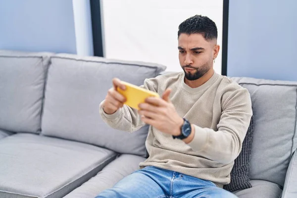 Jeune Homme Arabe Jouant Jeu Vidéo Assis Sur Canapé Maison — Photo