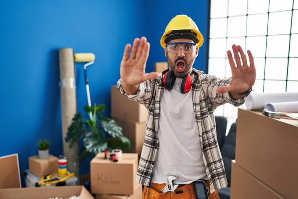 Ung Latinamerikansk Man Med Skägg Arbetar Hemma Renovering Gör Stop — Stockfoto