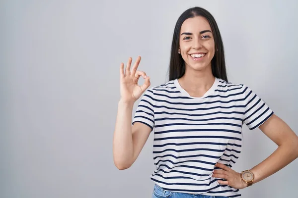 Jonge Brunette Vrouw Draagt Gestreepte Shirt Lachend Positief Doet Teken — Stockfoto