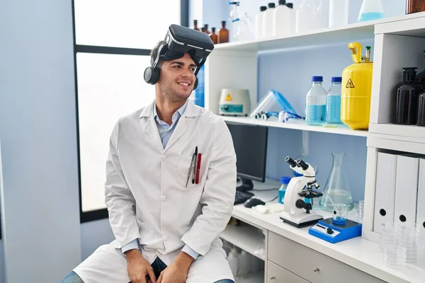 若いですヒスパニック男仕事で科学者研究室身に着けていますVrメガネを身に着けています横に見ます 自然な顔と自信に満ちた笑顔でプロファイルポーズ — ストック写真