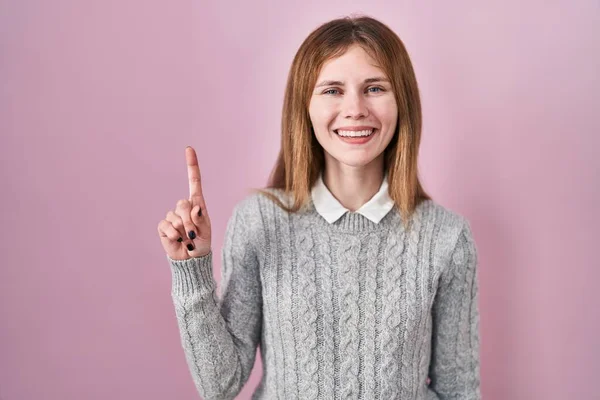 Hermosa Mujer Pie Sobre Fondo Rosa Que Muestra Señala Hacia — Foto de Stock