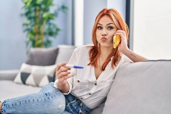 Ung Kaukasisk Kvinna Som Håller Graviditetstest Resultat Talar Telefonen Puffande — Stockfoto