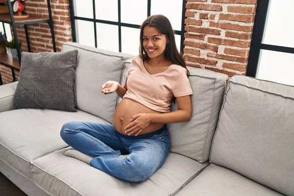 Young Latin Woman Pregnant Holding Pills Home — Stockfoto