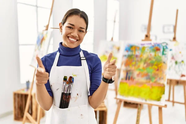 Mujer Morena Joven Estudio Arte Señalando Los Dedos Cámara Con — Foto de Stock