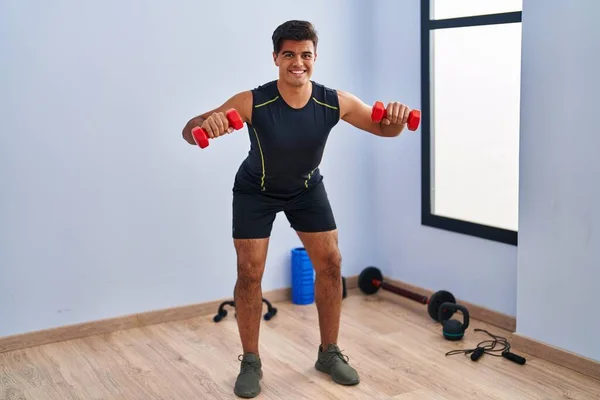Young Hispanic Man Smiling Confident Using Dumbbells Training Sport Center — Stockfoto