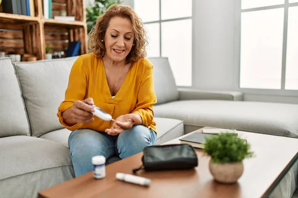 Middle Age Caucasian Woman Measuring Glucose Sitting Sofa Home — Stock Photo, Image