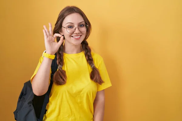 Mladá Běloška Sobě Přes Žluté Pozadí Studentský Batoh Pozitivním Úsměvem — Stock fotografie