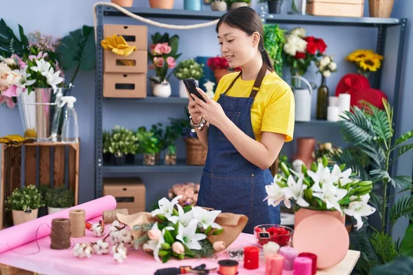 Chinese Woman Florist Smiling Confident Using Smartphone Florist Shop — Stock Photo, Image