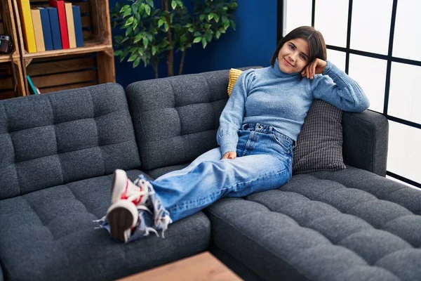 Young Beautiful Hispanic Woman Smiling Confident Lying Sofa Home — Fotografia de Stock