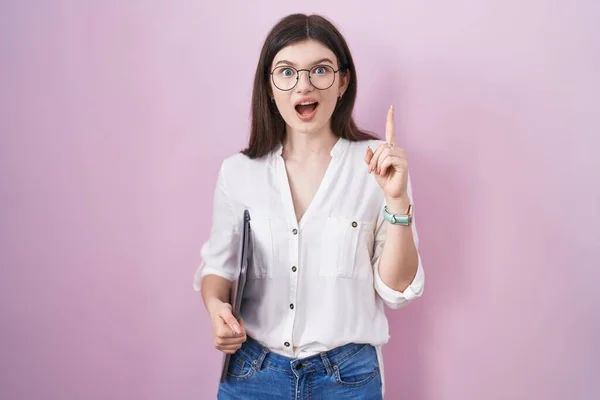 Een Jonge Blanke Vrouw Met Een Laptop Met Een Succesvol — Stockfoto