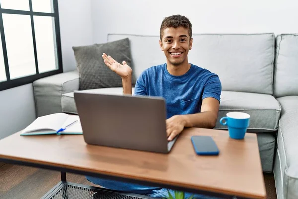 Junger Gut Aussehender Hispanischer Mann Sitzt Mit Laptop Auf Dem — Stockfoto
