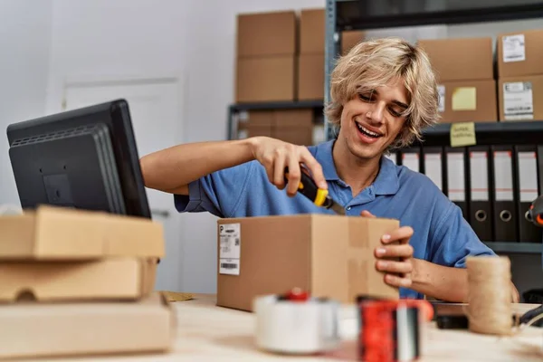 Joven Hombre Rubio Comercio Electrónico Trabajador Negocios Desembalaje Caja Cartón — Foto de Stock