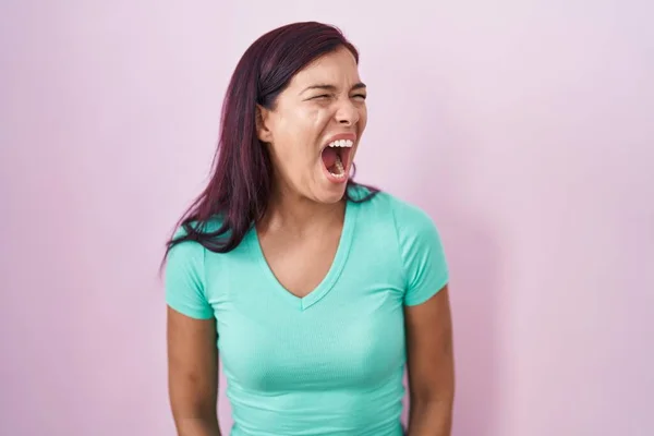 Mulher Hispânica Jovem Sobre Fundo Rosa Irritado Louco Gritando Frustrado — Fotografia de Stock