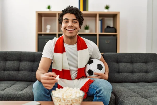 Joven Hombre Hispano Viendo Partido Fútbol Equipo Apoyo Casa — Foto de Stock