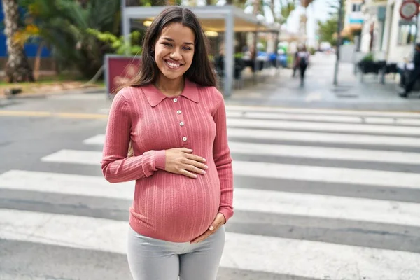 Jong Latin Vrouw Zwanger Glimlachen Zelfverzekerd Aanraken Buik Straat — Stockfoto