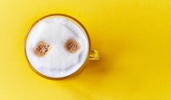 Uma Xícara Café Cappuccino Sobre Fundo Amarelo — Fotografia de Stock
