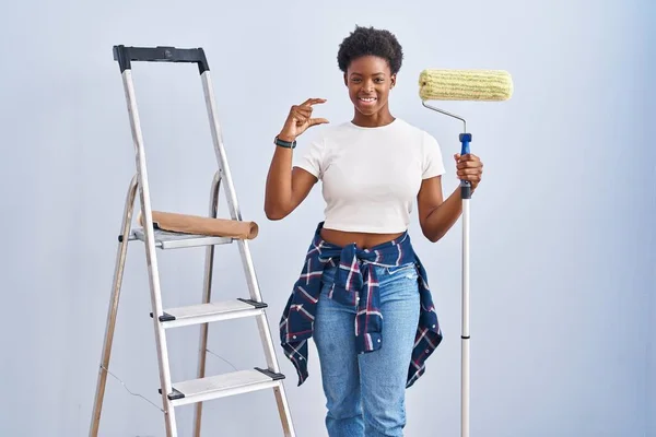 Donna Afroamericana Che Tiene Pittore Rullo Sorridente Fiducioso Gesticolando Con — Foto Stock