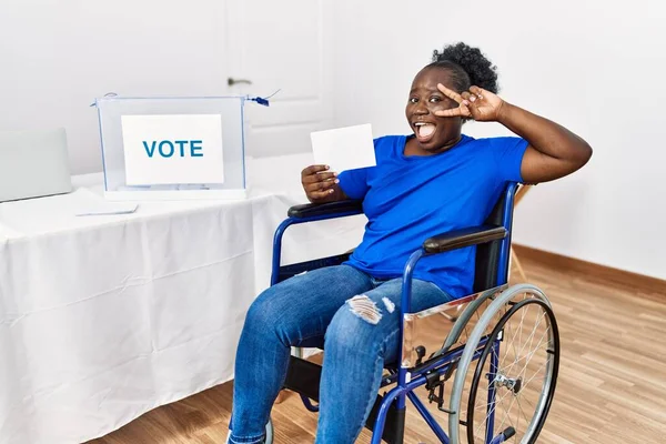 Młoda Afrykańska Kobieta Siedząca Wózku Inwalidzkim Głosująca Umieszczając Urnie Wyborczej — Zdjęcie stockowe