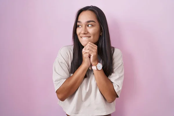 Mujer Hispana Joven Pie Sobre Fondo Rosa Riendo Nerviosa Emocionada —  Fotos de Stock