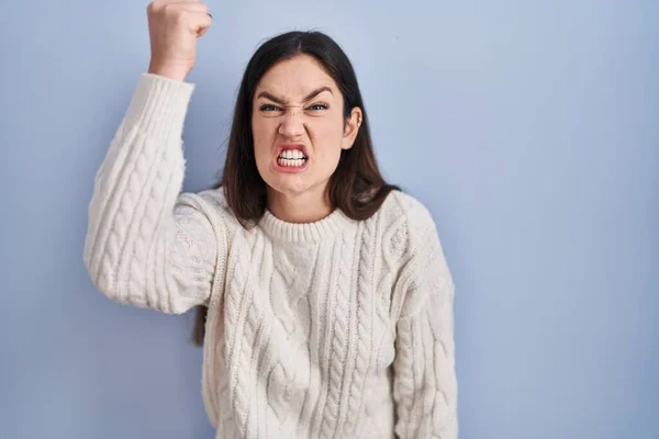 Genç Esmer Kadın Mavi Arka Planda Kızgın Kızgın Duruyor Öfkeyle — Stok fotoğraf
