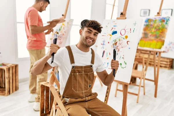 两个惊慌失措的男人带着自信的笑容在艺术工作室作画 — 图库照片