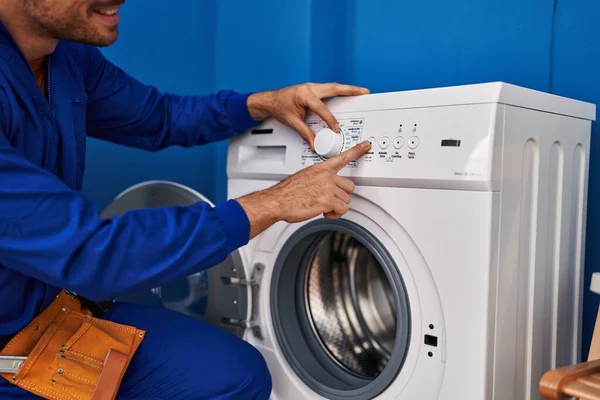 Ung Latinamerikansk Man Tekniker Slå Tvättmaskin Tvättstugan — Stockfoto