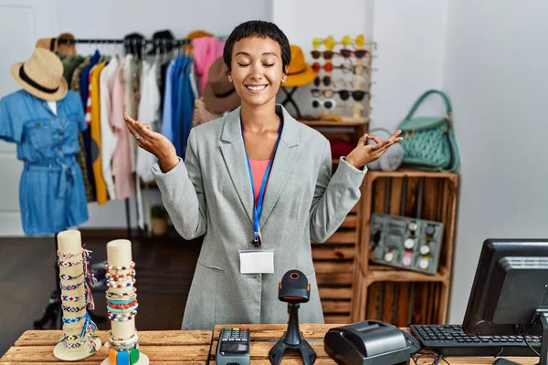 Joven Mujer Hispana Con Pelo Corto Trabajando Como Gerente Boutique — Foto de Stock