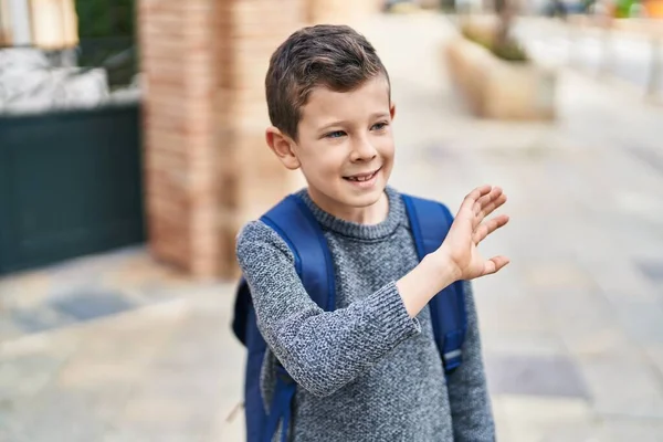 Studente Biondo Bambino Sorridente Fiducioso Dicendo Ciao Strada — Foto Stock