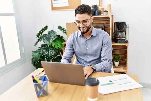 Fiatal Arab Férfi Mosolygós Magabiztos Segítségével Laptop Dolgozik Irodában — Stock Fotó