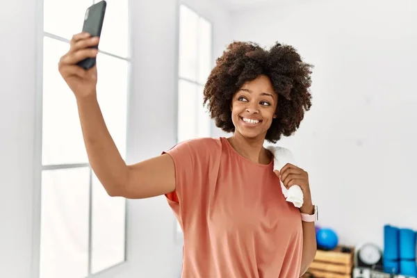 Jovem Afro Americana Sorrindo Confiante Fazer Selfie Pelo Smartphone Centro — Fotografia de Stock