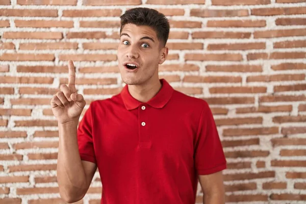 Joven Hombre Hispano Pie Sobre Pared Ladrillos Apuntando Con Dedo — Foto de Stock