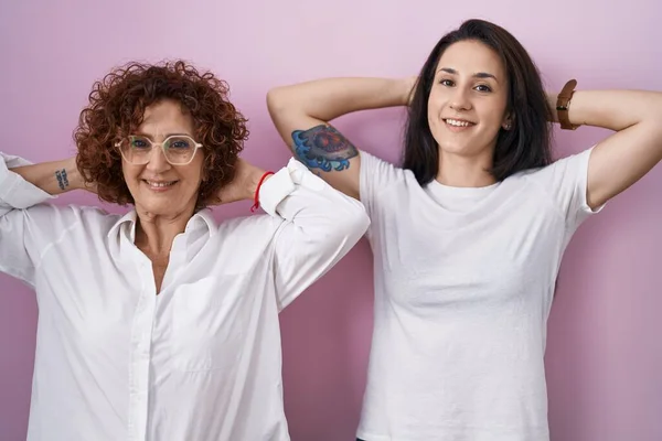 Spanyol Anne Kızı Pembe Arka Plan Üzerine Günlük Beyaz Tişört — Stok fotoğraf
