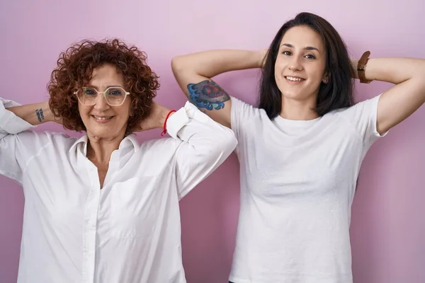 Spaanse Moeder Dochter Dragen Casual Wit Shirt Roze Achtergrond Ontspannen — Stockfoto