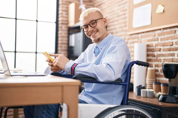 Νεαρός Καυκάσιος Επιχειρηματίας Που Χρησιμοποιεί Smartphone Καθισμένος Αναπηρικό Καροτσάκι Στο — Φωτογραφία Αρχείου