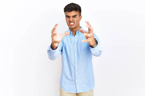 Jovem Hispânico Vestindo Camisa Negócios Sobre Fundo Isolado Gritando Frustrado — Fotografia de Stock