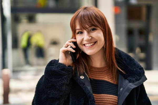 Jovem Mulher Sorrindo Confiante Falando Smartphone Rua — Fotografia de Stock