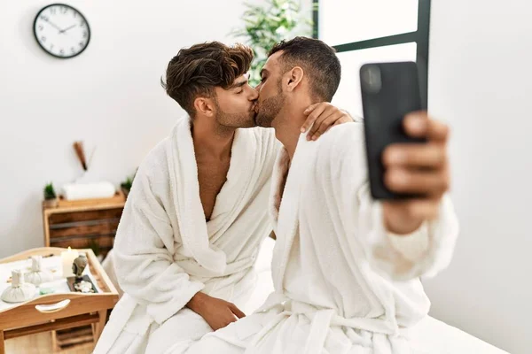 Två Latinamerikanska Män Par Göra Selfie Smartphone Krama Varandra Och — Stockfoto