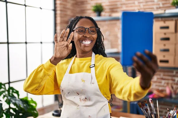 Afro Americana Artista Sonriendo Confiado Teniendo Videollamada Estudio Arte —  Fotos de Stock