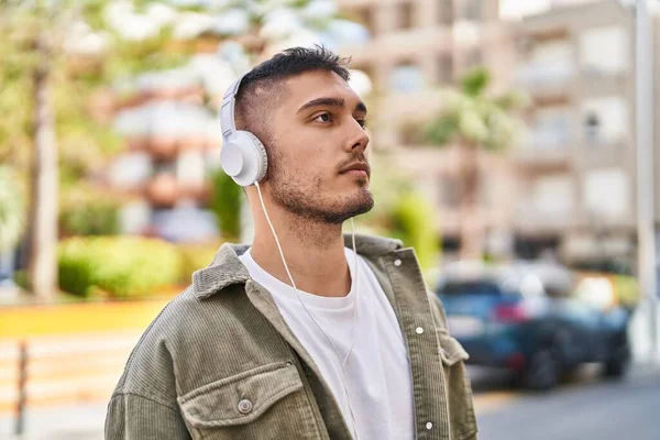 Jonge Spaanse Man Luistert Naar Muziek Het Park — Stockfoto