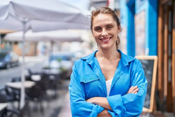 Mujer Joven Sonriendo Confiada Pie Con Los Brazos Cruzados Gesto — Foto de Stock