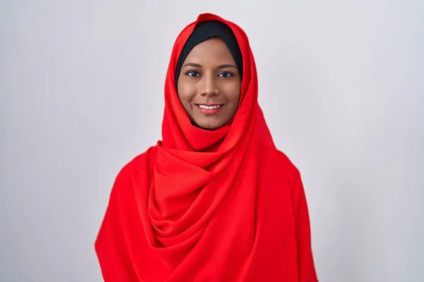 Jeune Femme Arabe Portant Écharpe Traditionnelle Islamique Hijab Avec Sourire — Photo