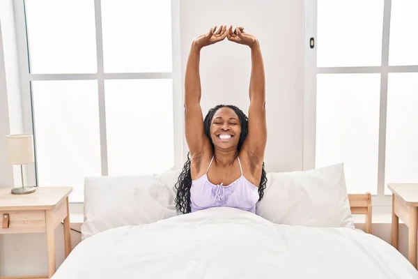 Αφρο Αμερικανική Γυναίκα Τεντώνει Χέρια Κάθεται Στο Κρεβάτι Στο Υπνοδωμάτιο — Φωτογραφία Αρχείου