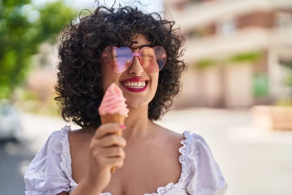 Jeune Femme Moyen Orient Souriant Manger Crème Glacée Rue — Photo