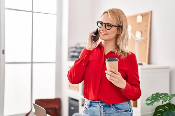 Jovem Loira Mulher Empresária Falando Smartphone Bebendo Café Escritório — Fotografia de Stock