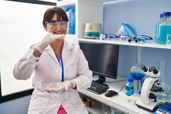 Jeune Femme Brune Travaillant Laboratoire Scientifique Geste Avec Les Mains — Photo